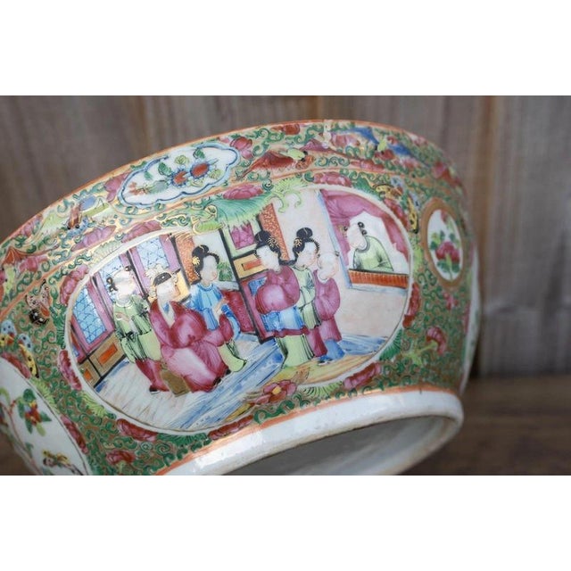 19th Century Chinese Qing Dynasty Famille Rose Canton Covered Bowl For Sale - Image 13 of 18
