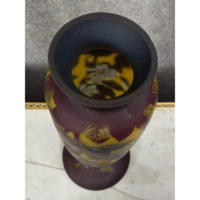 Multi-layered glass vase with acid-etched floral decoration – Art Nouveau style – H 36 cm / second half of the 20th...