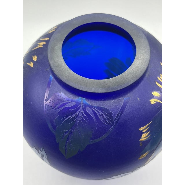 1990s Vintage MCM Fenton Favrene Iridescent Cobalt Blue Gold Flower Art Glass Vase For Sale - Image 5 of 6