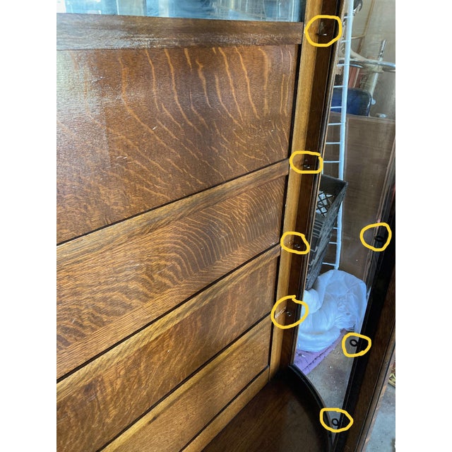Late 18th Century Quartersawn Oak Curved Glass Curio Cabinet For Sale - Image 11 of 18