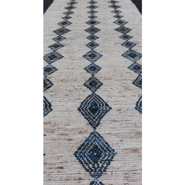 Modern Hand-Knotted Runner in Wool With Diamond Design in Blue and Ivory 3'1 X 10'1 For Sale In Atlanta - Image 6 of 10
