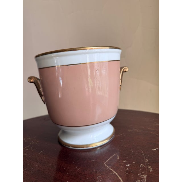 Hollywood Regency Fitz & Floyd Versailles Shell Peach Cachepot With Gold Trim and Handles For Sale - Image 3 of 8