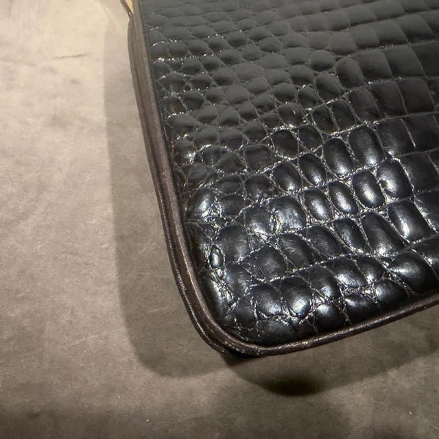 An Elegant 1960s Vintage Dark Brown Leather and Brass Clasp Italian Hand-Bag For Sale - Image 13 of 16