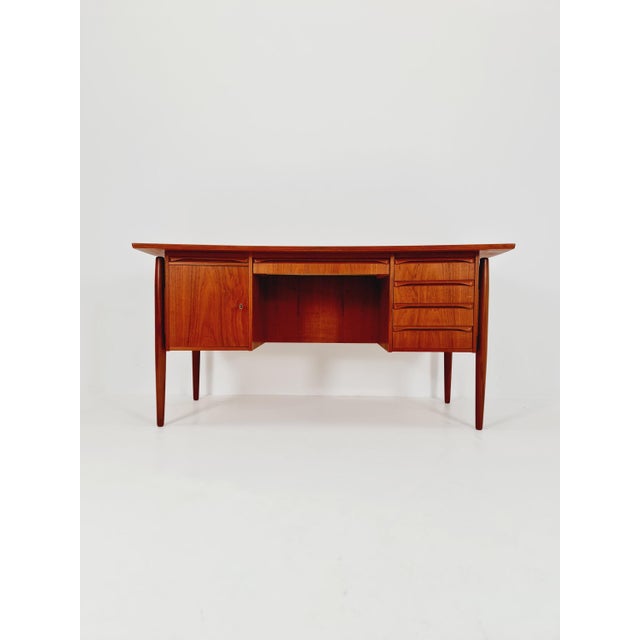 Vintage danish solid teak chair for gv møbler, denmark, 1960s. Dimensions: 74d x 151 w x 74 h cm. Between the drawers...