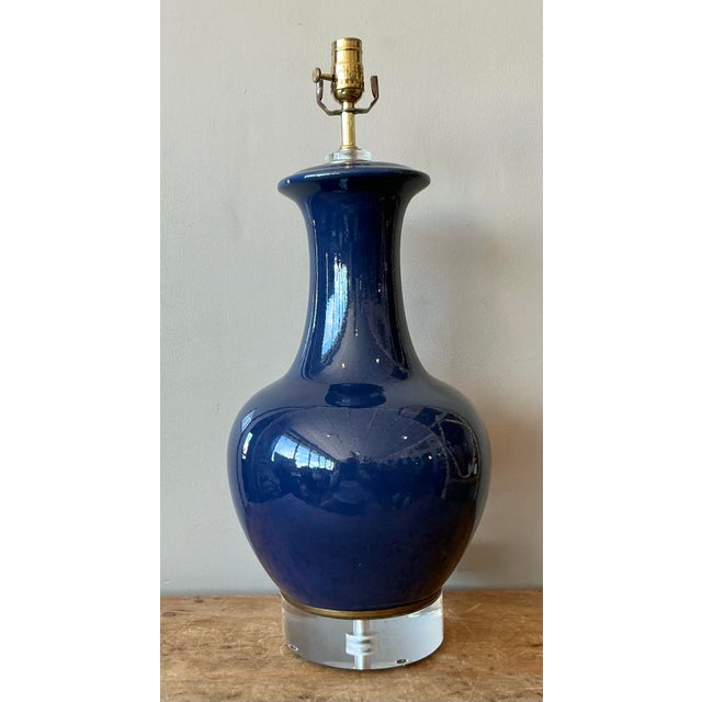 Traditional Vintage Regency Glazed Ceramic Bottle Lamp on Lucite Plinth For Sale - Image 3 of 5