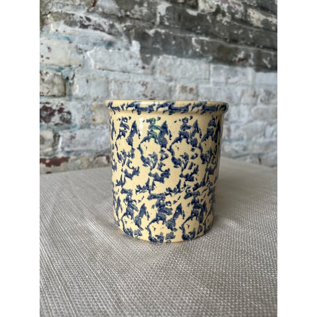 Add a touch of Americana charm to your collection with this vintage spongeware crock. Featuring a timeless blue-on-cream...