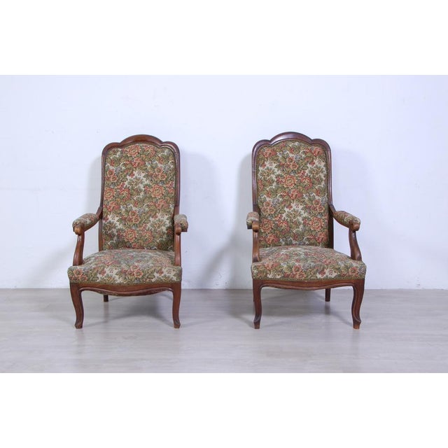 Elegant pair of armchairs design and production of the 1930s. Wooden structure, with comfortable armrests. Firal fabric...