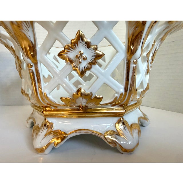 Old Paris Pair of French Old Paris Style Reticulated Porcelain Jardinieres With Parcel Gilt Decoration For Sale - Image 4 of 12