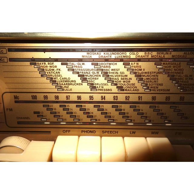 RCA Rca Console Radio Circa 1950. Gorgeous and Basically Working. Rare and Very Special. For Sale - Image 4 of 12