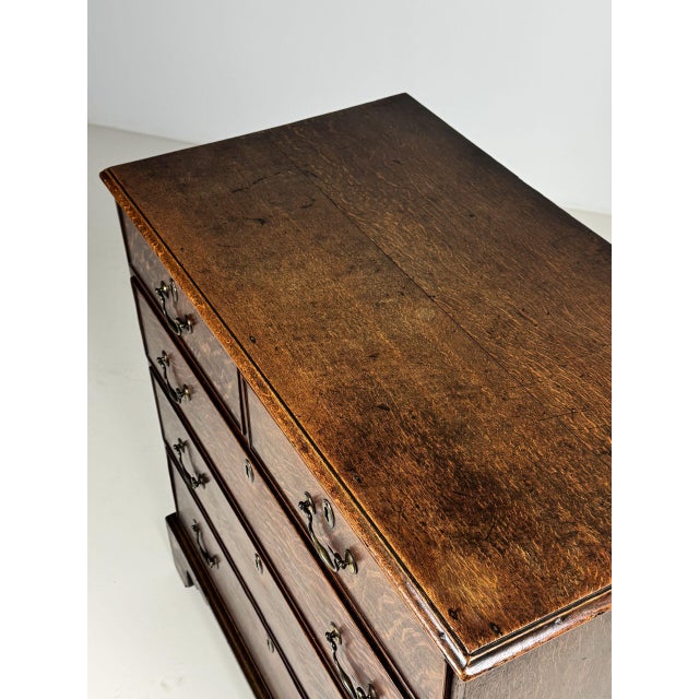 English Chest of Drawers in Oak For Sale - Image 5 of 18