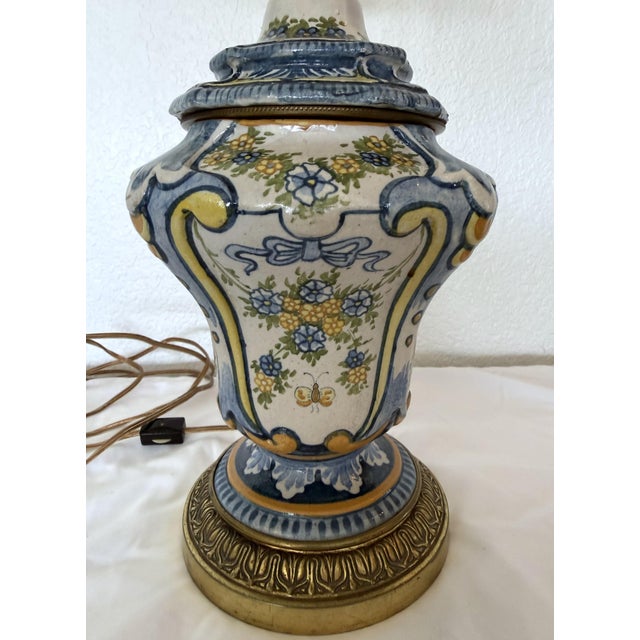 Traditional Vintage 1960s Italian Majolica Urn Table Lamp With Hand-Painted Butterflies & Florals For Sale - Image 3 of 12