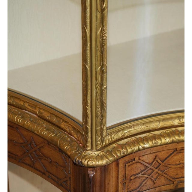 Gold Thomas Chippendale Carved Serpentine Fronted Gold Gilt Display Cabinet For Sale - Image 8 of 18