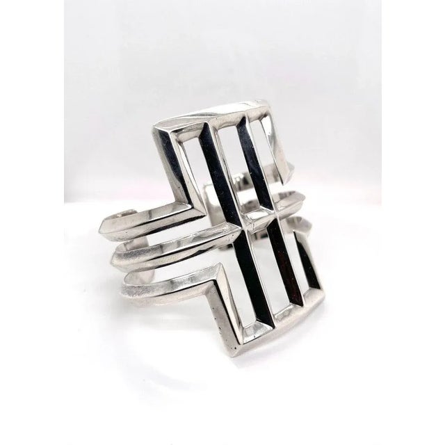 1940s Pine Springs Cast Sterling Silver Navajo Bracelet from Woodward's Indian Shop For Sale - Image 5 of 10