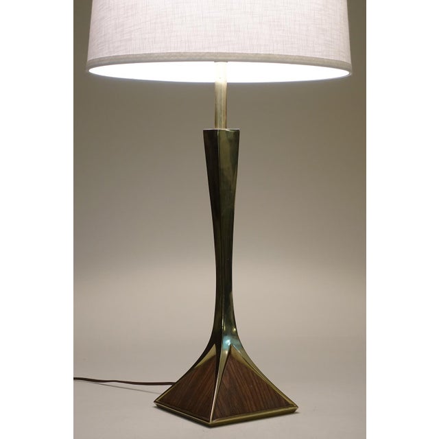 Laurel Lighting Inc. 1970s Laurel Mid Century Modern Pyramid Brass Wood Table Lamp Montagna Grillo Tonello Italy High Society For Sale - Image 4 of 12