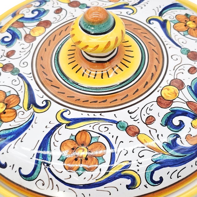 Hand Painted Deruta Italy Raffaelesco Covered Bowl by Sberna – 8" Artisan Pottery For Sale - Image 4 of 9