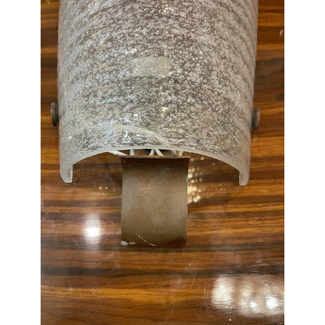 Refined wall lamp made in Italy in the 1940s, an authentic testimony to the Italian Art Deco style. The diffuser is made...