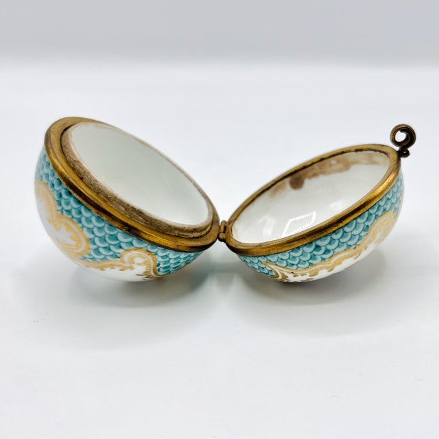 Antique French Hand-Painted Porcelain Hinged Box from Samson, Paris, 1900s For Sale - Image 11 of 15