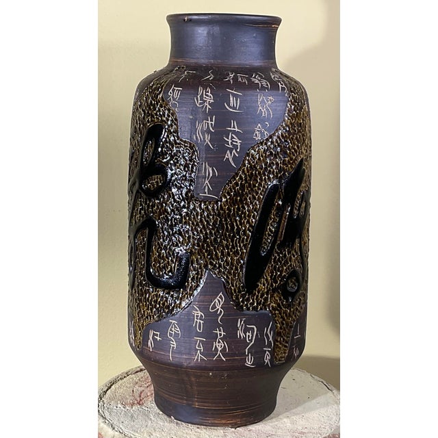 This exquisite Oriental ceramic vase is a true work of art, boasting a rich history and unique features that are sure to...