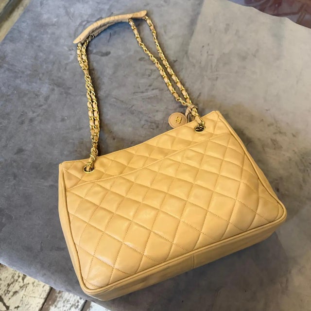 1980s Vintage Chanel Beige Lambskin Leather and Brass Shoulder Bag For Sale - Image 10 of 18