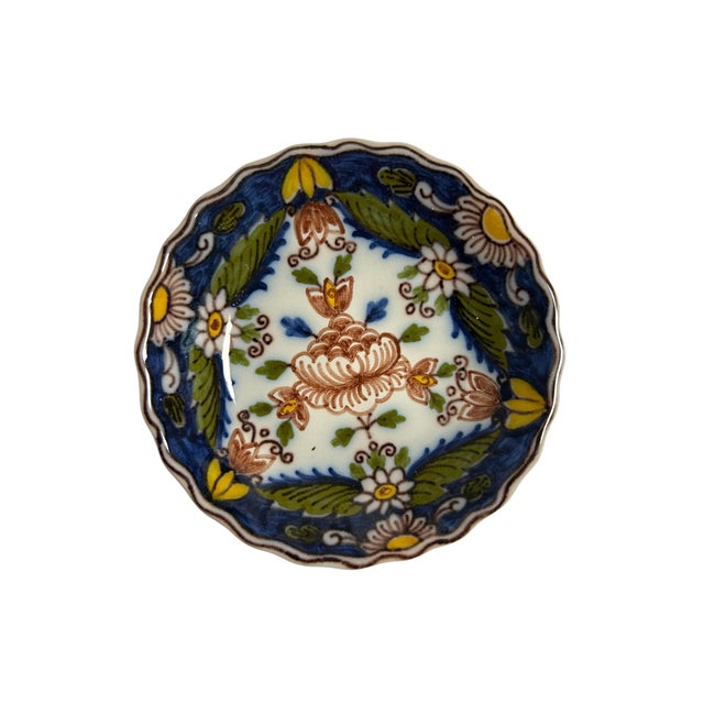 Vintage Tichelaar Makkum Hand-Painted Small Wall Plates, 1960s, Set of 5 For Sale - Image 3 of 9