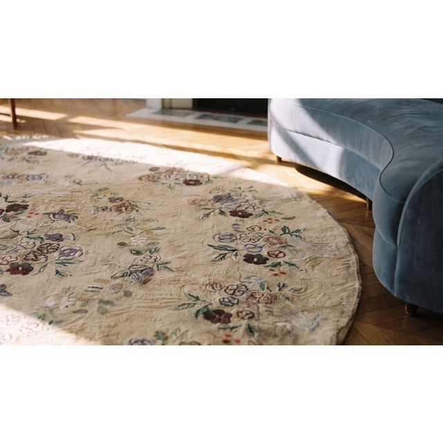 1920s Antique Beige Bouquets Roses Folk Art American Hooked Cotton Round Rug For Sale - Image 10 of 12