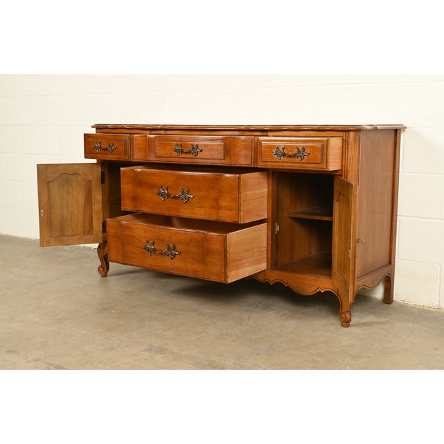 Thomasville French Provincial Louis XV Carved Walnut Sideboard Credenza, Circa 1970s For Sale In South Bend - Image 6 of 16