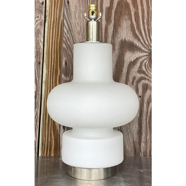 Vintage MCM Bobo Piccoli For Fontana Arte Glass Lamp epitomizes the iconic design ethos of mid-century America. Crafted...
