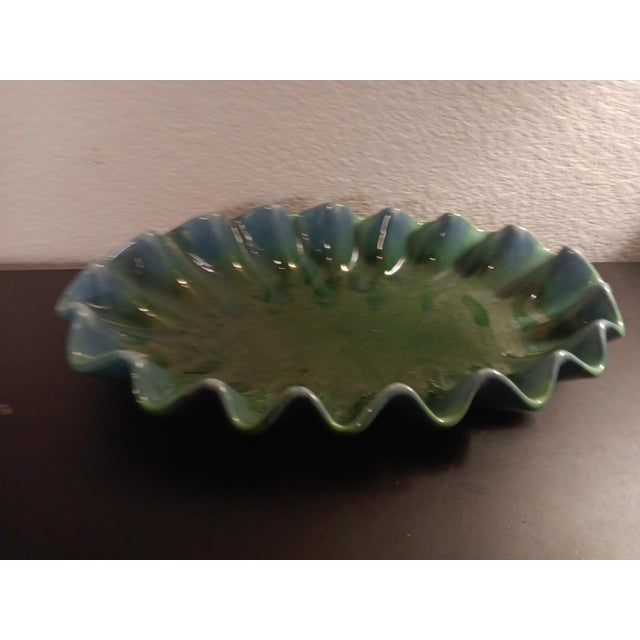 American 1980s Royal Haeger Variegated Glazed Ruffled Ceramic Oval Bowl For Sale - Image 3 of 6