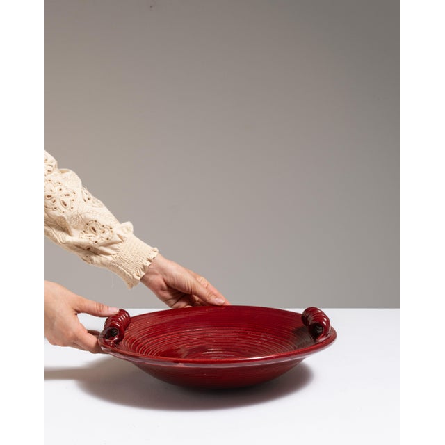 This 1950s serving bowl from Belgium is finished in rose, worked in ceramic. Its form follows honest, well-proportioned...