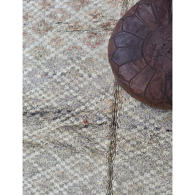 Cream 1980s Moroccan Minimalist Berber Rug - 8.9 X 5.5 Ft For Sale - Image 8 of 8