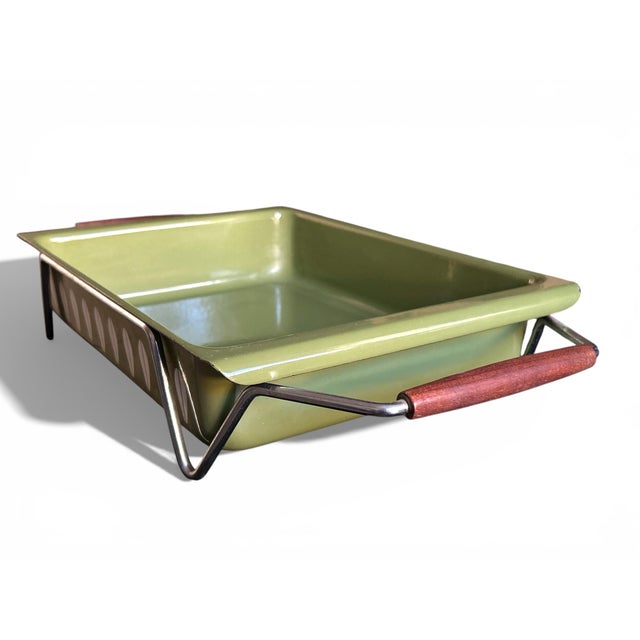 1960’s Avocado Green Catherine Holm Lotus Enamel Baking Casserole Dish With Teak Handled Holder For Sale - Image 4 of 8