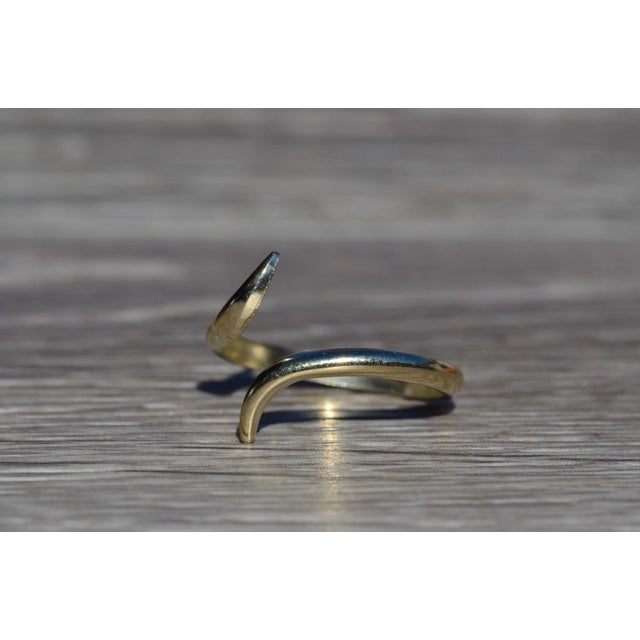 Contemporary The Solana Beach: Simple Bypass Ring in White Gold For Sale - Image 3 of 10