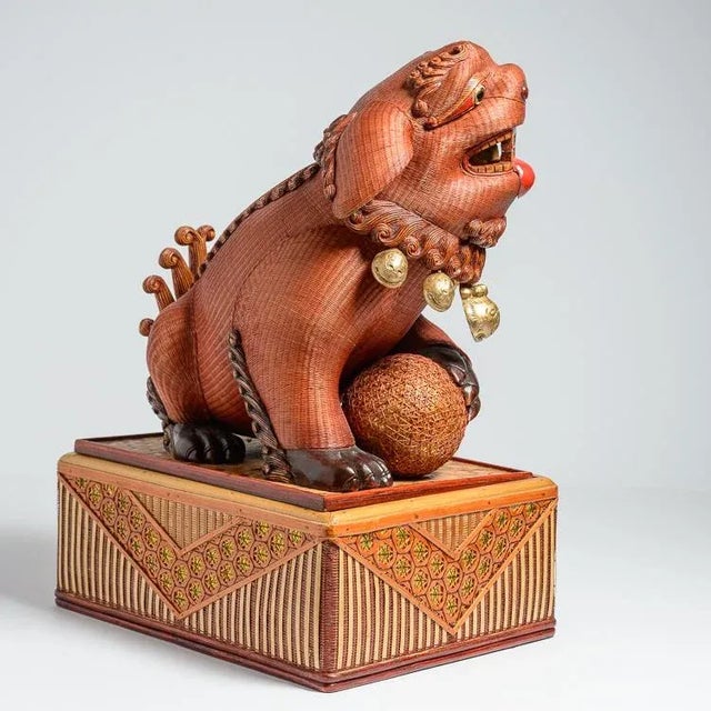 This an amazing and charming Chinoiserie piece. This Woven Wicker Foo Dog Box on stand, has all the bells and whistles....