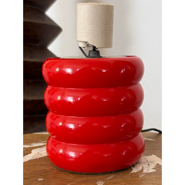 1970s Postmodern Sculptural Table Lamp – Gloss Red Stacked Cylinder Base For Sale In New York - Image 6 of 8