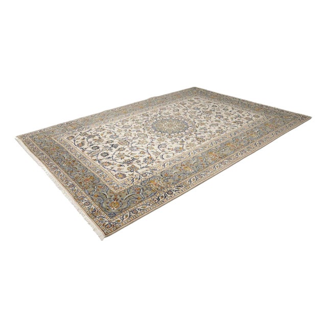 Middle Eastern Kashan Rug in Hand-Knotted Wool For Sale