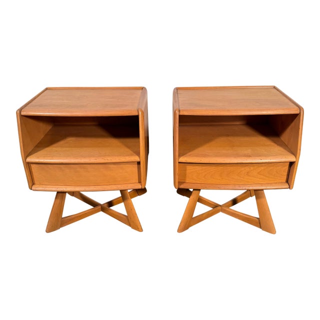 Mid 20th Century Pair of Heywood Wakefield Sculptura M-778 Nightstands in Original Champagne Finish For Sale