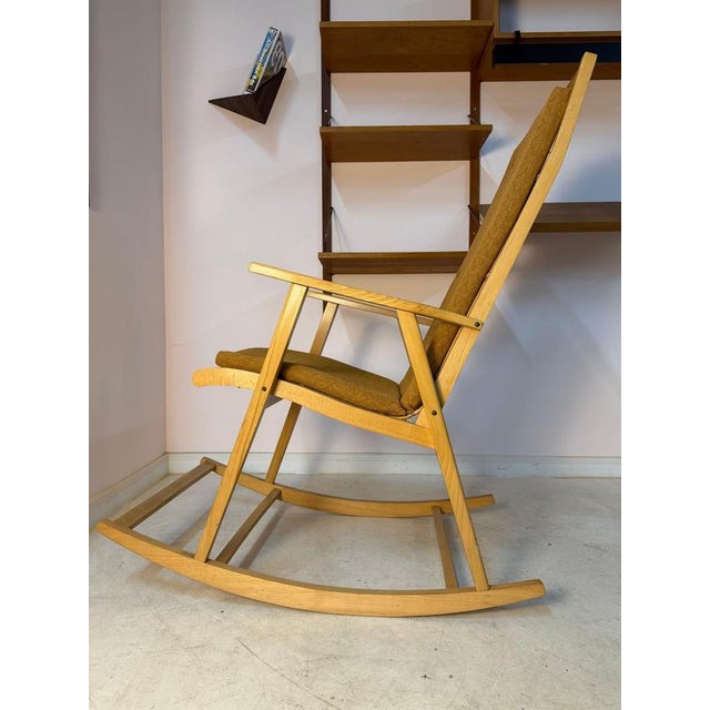A rare collector's item: This rocking chair by renowned Bauhaus architect Selman Selmanagić for Deutsche Werkstätten...