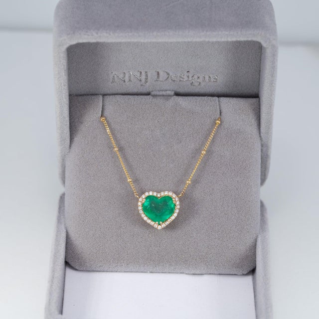 Juliana 2.9Ct Gia Certified Colombian Emerald Heart Pendant With Diamonds Halo, 14k Gold For Sale - Image 4 of 9