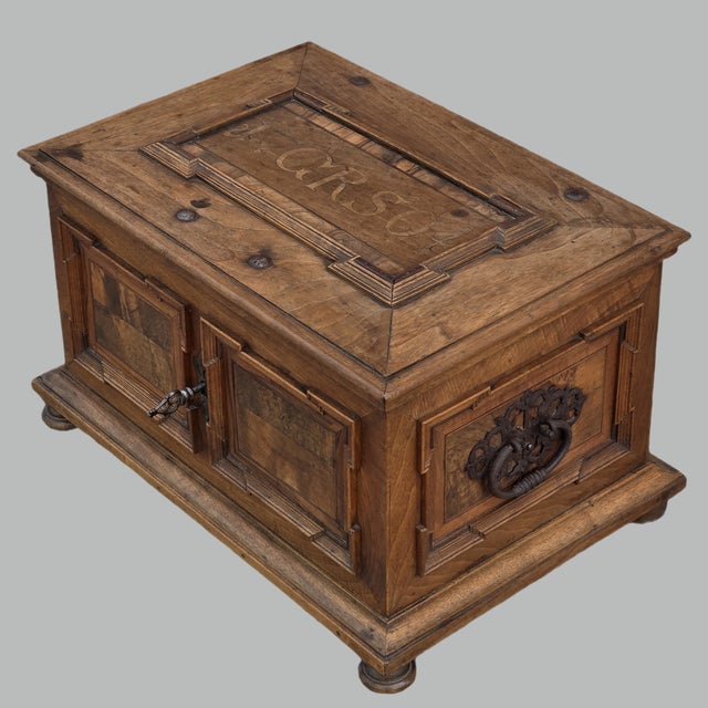 Chest of Drawers in Walnut and Briar with Key, 1703 For Sale - Image 14 of 18