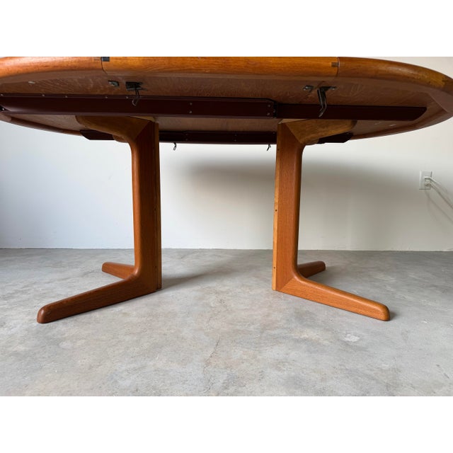 1970s Mid-Century Danish Modern Teak Expanding Round- Oval Dining Table For Sale - Image 12 of 18