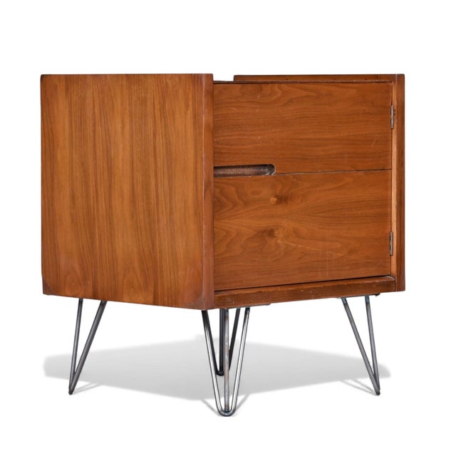 1950s Mid-Century Modern Walnut Nightstands, Mirrored Pair on Hairpin Legs, A Pair For Sale - Image 6 of 11