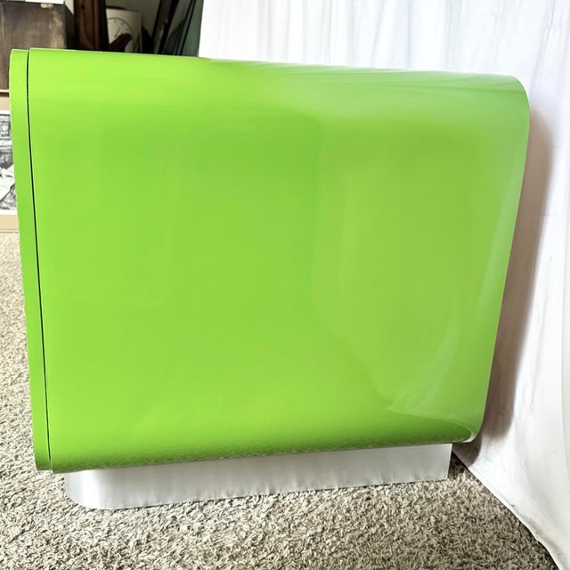 1980s Postmodern Lime Green Lacquer Laminate Waterfall Low Credenza For Sale In Miami - Image 6 of 8