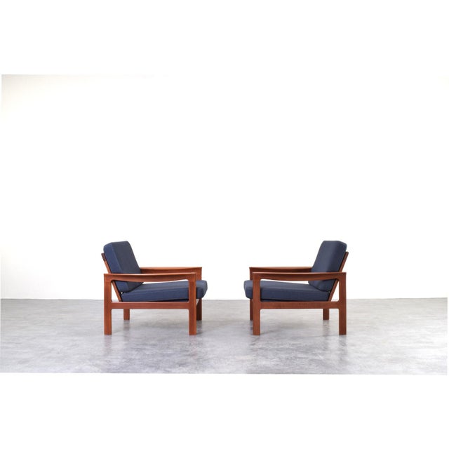 This set of two armchairs was designed in the 1960s by Arne Vodder and produced by Komfort. The frame of the armchairs is...