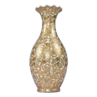 Chinese Porcelain Yuhuchunping 30 Inch Gold and White Palace Vase With Scalloped Top For Sale