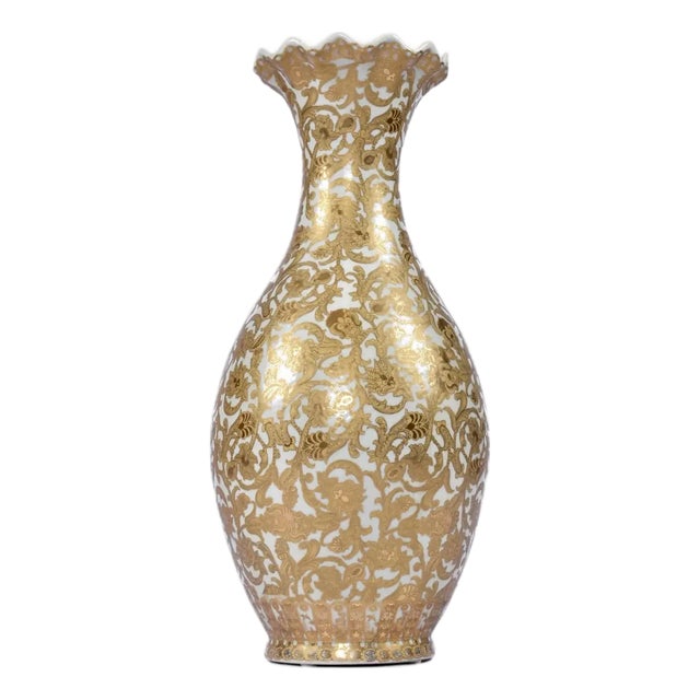Chinese Porcelain Yuhuchunping 30 Inch Gold and White Palace Vase With Scalloped Top For Sale