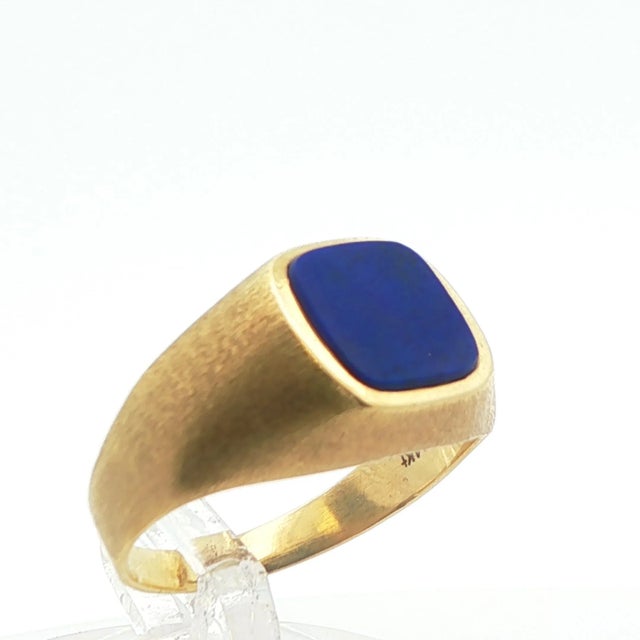 1980s 14k Yellow Gold Solitaire Lapis Ring, Size 6.25 For Sale - Image 4 of 10