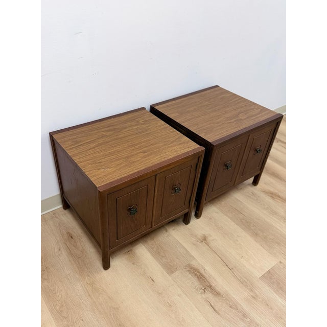 Wood Pair of Vintage MCM Transitional Mersman Clover Walnut End Tables W/ Cabinet For Sale - Image 7 of 13