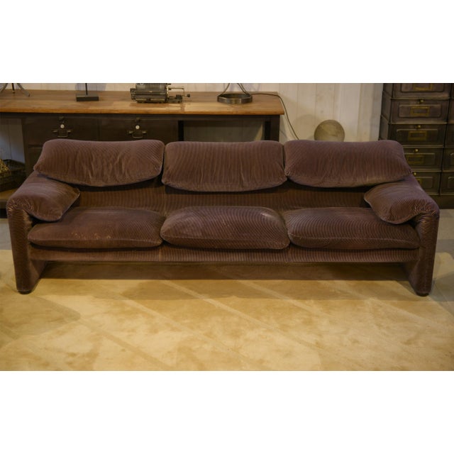 The Maralunga set, comprising a three-seater sofa and two armchairs, boasts a highly recognizable design. Its rounded,...