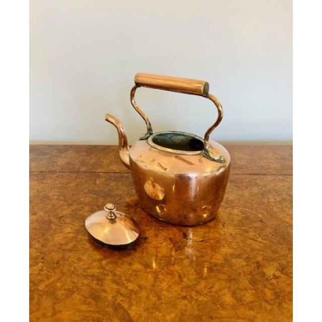 Antique George III quality small copper kettle having a quality shaped handle and spout with a lift off lid.