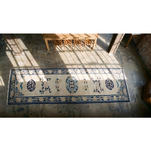 1900s Beige Medallion Antique Chinese Ningxia Rug 2' 2" X 9' 9" Handknotted Wool Carpet For Sale In New York - Image 6 of 7